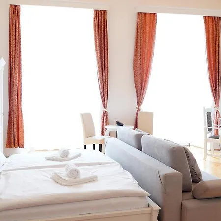 U Zlateho Jelena Hotel 4*