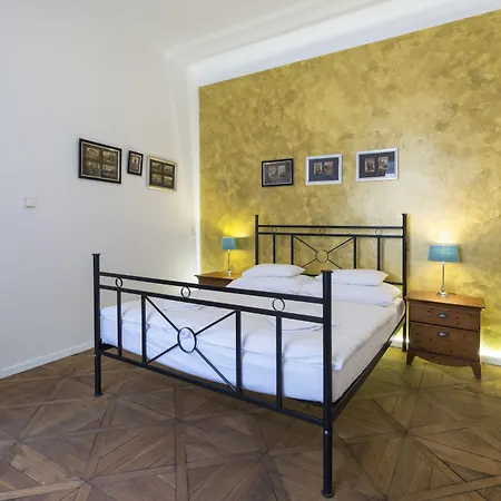 U Zlateho Jelena Πράγα