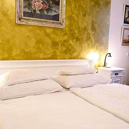 U Zlateho Jelena Hotel