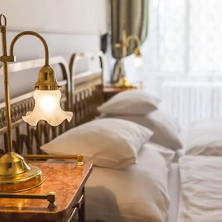 Hotel U Zlateho Jelena 4*