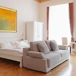 Hotel U Zlateho Jelena