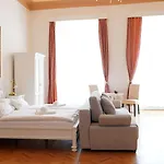 U Zlateho Jelena Hotel