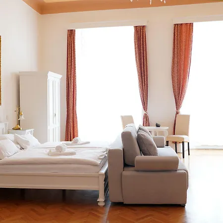 U Zlateho Jelena Hotel